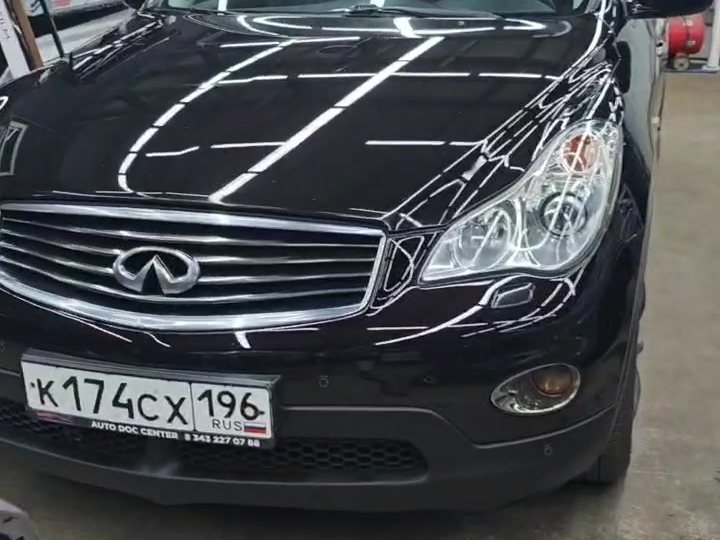 Оклейка зоны риска бронеплёнкой на кроссовере Infiniti фото